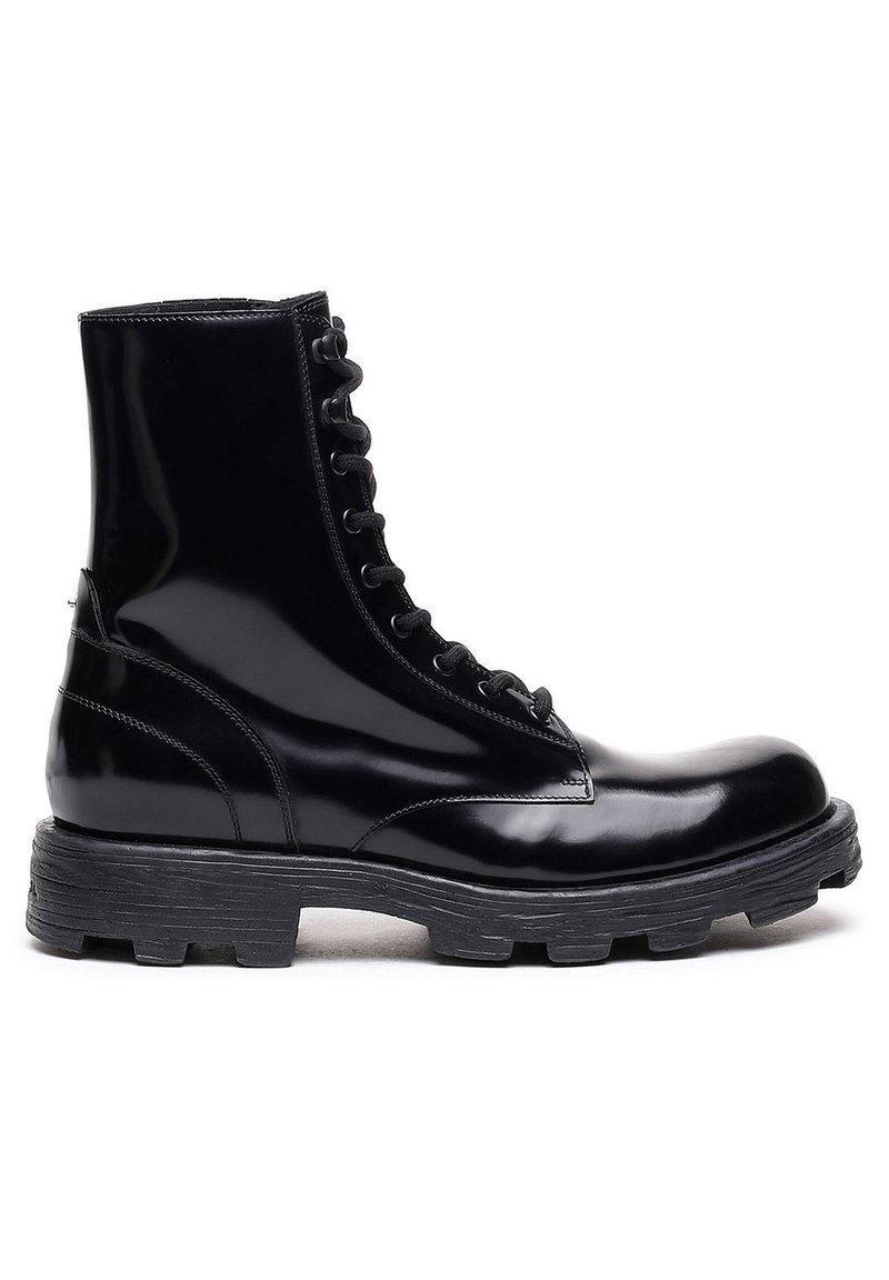 Stivaletti in pelle patinata nera con punta arrotondata, allacciatura frontale e suola in gomma texturizzata. Finitura liscia e silhouette strutturata.