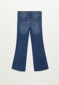 Džínové zvonové kalhoty v středně modré barvě s vybledlou úpravou, s dvěma zadními kapsami a neoříznutými lemy. Tkanina má hladký, mírně texturovaný povrch.