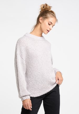 Pulover tricotat chunky, gri deschis, cu guler rotund, mâneci supradimensionate, manșete cu model și un tiv ușor curbat. Textură moale și croială relaxată.
