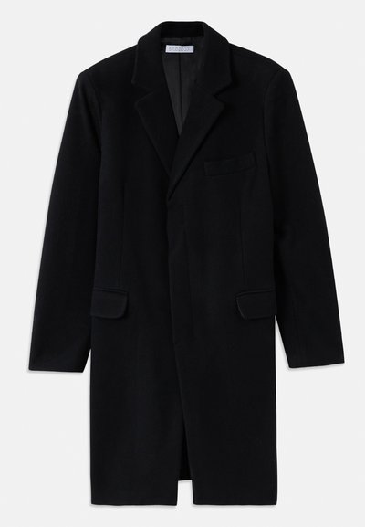 Crni vuneni kaput s rebrastim reverima, strukturiranim dizajnom, dva prednja džepa i jednostrukim kopčanjem. Glatka tekstura i krojen fit.