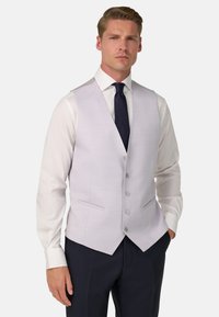 Jasnofioletowa kamizelka o teksturowym wykończeniu, z dekoltem w serek, pięcioma guzikami i dwiema przednimi kieszeniami. Zestawiona z białą koszulą i granatowym krawatem.