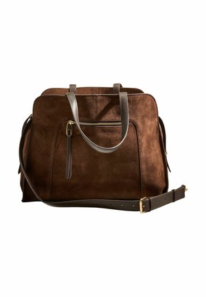 Sac fourre-tout en daim marron avec poignées en cuir marron foncé et bandoulière réglable, poche zippée à l'avant et fermeture éclair à quincaillerie dorée.
