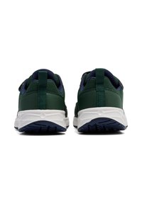 Grüne Sportschuhe mit einem navyblauen Mesh-Oberteil und weißen Sohlen, von hinten betrachtet, wobei die Ferse und das Profilmuster gezeigt werden.