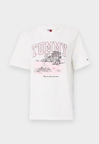 Bílé tričko s krátkým rukávem s nápisem "TOMMY Jeans", plachetnicí na vodě, palmami a frází "Čas si udělat čas" na přední straně.