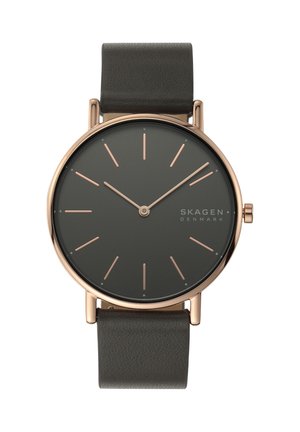 Armbanduhr mit schwarzem Zifferblatt, roségoldenen Stundenmarkierungen und Zeigern, schwarzem Lederarmband, schlankem rundem Gehäuse und dem Logo "SKAGEN DENMARK" auf dem Zifferblatt.