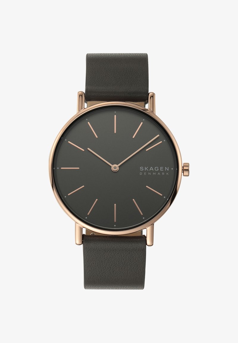 Armbanduhr mit schwarzem Zifferblatt, roségoldenen Stundenmarkierungen und Zeigern, schwarzem Lederarmband, schlankem rundem Gehäuse und dem Logo "SKAGEN DENMARK" auf dem Zifferblatt.