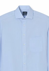 Camicia azzurra chiara con colletto strutturato, chiusura con bottoni e una piccola tasca sul petto. Realizzata in un tessuto liscio con una sottile trama.
