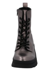 Stivale alla caviglia con lacci in pelle metallizzata grigia con lacci neri e suola nera spessa. Caratterizzato da chiusura con zip e finitura testurizzata.