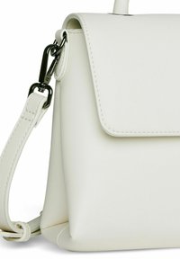 Witte leren handtas met een gestructureerd ontwerp, rechthoekige vorm, verstelbare schouderband en metalen hardwareaccenten. Gladde textuur, klittenbandsluiting.