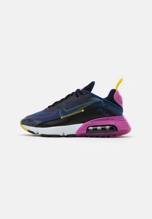 Sporty lavtop sneaker i marineblå med sorte, lilla og gule accenter, synlig air cushion-sål og tekstureret hælfane.