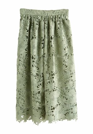 Grüner Midirock mit floraler Spitzenüberlagerung, geraffter Taille und wellenförmigem Saum, mit detaillierten Blumenmustern auf dem gesamten Stoff.