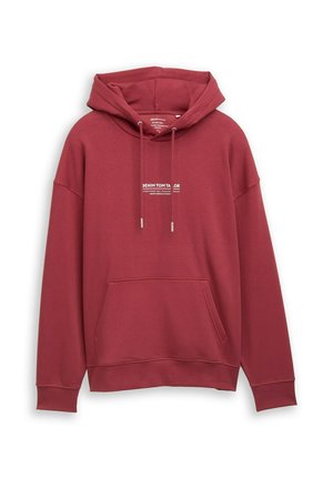 Červená mikina s kapucí vyrobená z měkké látky, s přední kapsou ve stylu "klokan" a bílým potiskem loga na hrudi. Nastavitelná kapuce se šňůrkami.