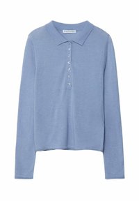 Hellblaues langärmliges Poloshirt aus weichem Strickmaterial mit klassischem Kragen und sieben dekorativen Knöpfen entlang der Vorderseite.