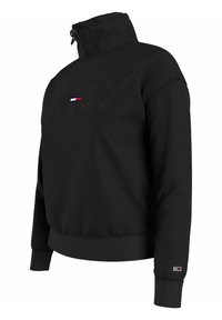 Sudadera negra con cuello alto, que presenta el texto tonal "TOMMY JEANS" en la parte frontal y un pequeño detalle del logo en la manga izquierda.