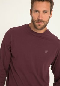 JP1880 MIT LOGO-RUNDHALS REGULAR FIT - Langarmshirt - dark ruby