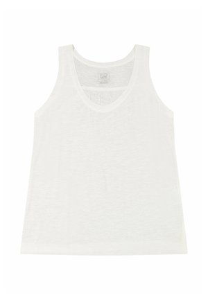 Valkoinen hihaton toppi, jossa on pyöreä pääntie, kevyet rypytykset kaula-aukon alapuolella ja ohut, puoliksi läpinäkyvä puuvillakangas.