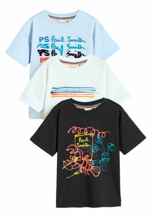 Drei kurzärmelige T-Shirts: eines hellblau mit buntem Text, eines weiß mit horizontalen Streifen, eines schwarz mit einem lebhaften Hummerdesign.