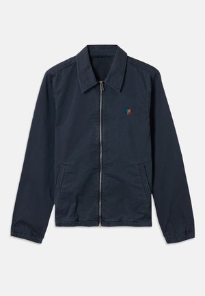 Giacca navy con zip e colletto, tasche laterali e polsini elasticizzati, con un piccolo logo di cavallo multicolore sul petto.