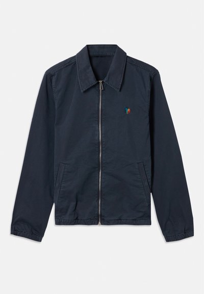 Jūrinės mėlynos spalvos zip-up striukė su apykakle, šoninėmis kišenėmis ir elastinėmis rankovėmis, su mažuoju spalvotu arklio logotipu ant krūtinės.