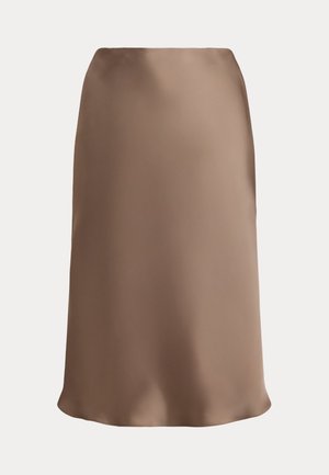 Brun sateng kneelengde skjørt med en jevn tekstur, enkel design og lett A-formet fasong, egnet for ulike anledninger.