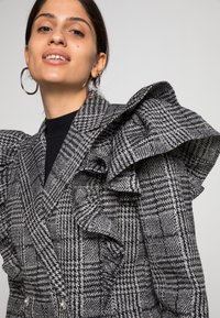 Custommade KOBA - Casaco curto - anthracite black