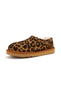 Scarpe slip-on con stampa leopardata, con una superficie morbida e testurizzata, suola marrone chiaro e fodera accogliente, progettate per comfort e facilità di calzata.