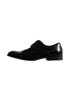 Chaussure de ville noire en cuir verni à lacets, présentée de profil sur fond blanc.