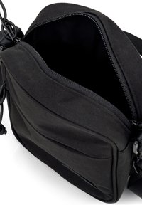 Borsa a tracolla nera con un tessuto esterno liscio, apertura con zip e tasca interna. Presenta una robusta tracolla regolabile e una texture sottile.