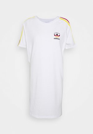Fehér pólóruházat rövid ujjakkal, kerek nyakkal és színes csíkokkal a vállon. Az Adidas logót és feliratot is tartalmaz.