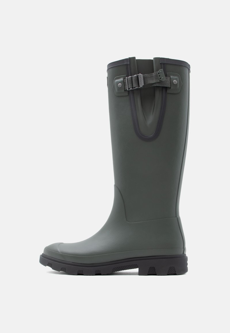 Botas de chuva de borracha verdes com acabamento mate, sola texturizada para tração e uma única tira ajustável na parte superior.