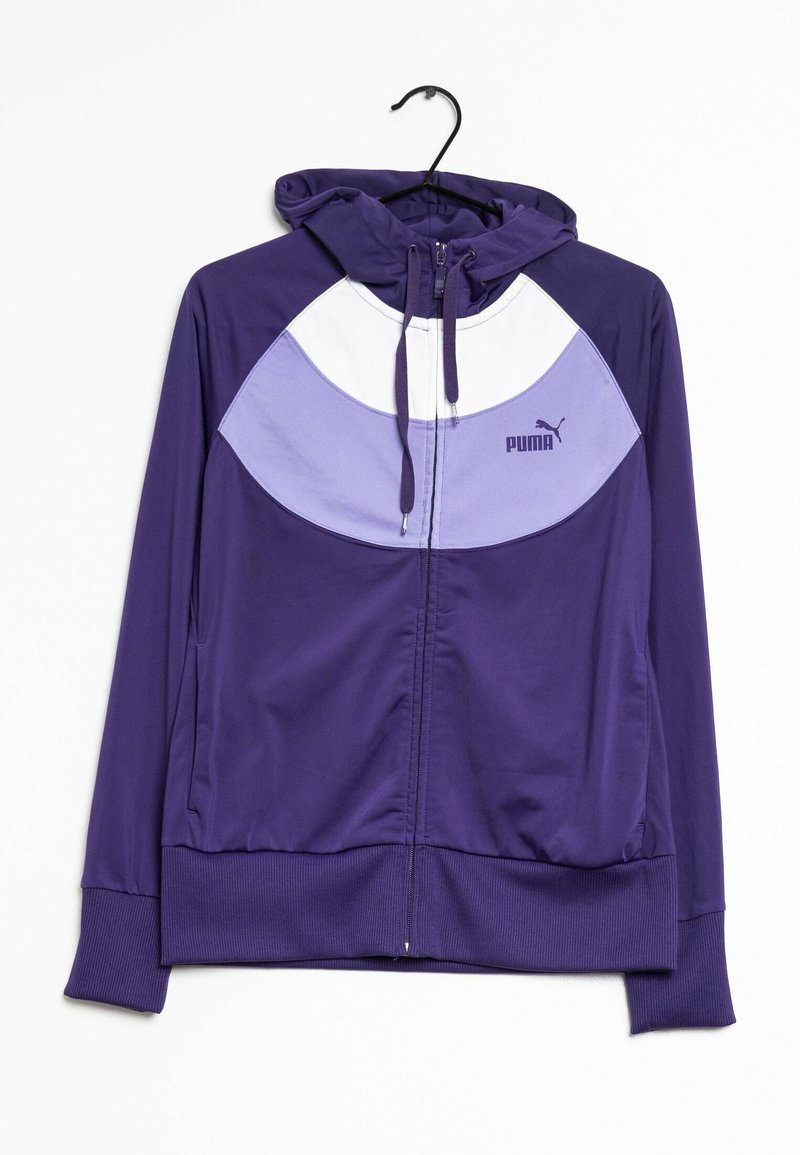 Sudadera morada con un acento blanco y lila claro. Cuenta con cremallera, capucha con cordón, puños acanalados y un pequeño logo de Puma en el pecho.