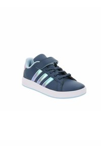Sneaker blu navy con finitura testurizzata, caratterizzato da strisce iridescenti, suola bianca e una chiusura in Velcro. Accenti azzurri chiari al colletto.