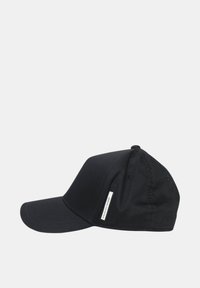 Cappellino da baseball nero con un design strutturato, tessuto a trama, visiera curva e una piccola etichetta cucita di lato.