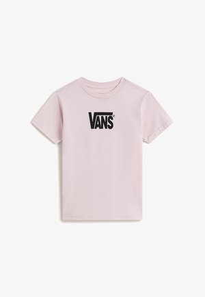 Jasnoróżowy t-shirt z krótkim rękawem i okrągłym dekoltem oraz czarnym logo Vans na środku klatki piersiowej, prezentowany na białym tle.