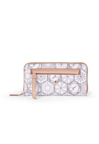 Portafoglio di un delicato rosa chiaro con stampa geometrica. Presenta una chiusura con zip, una tasca frontale con cinturino e dettagli in metallo dorato.