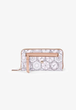 Geldbörse in zartem Pink mit geometrischem Muster. Verfügt über einen Reißverschluss, ein Vorderfach mit Riemen und goldfarbene Hardware-Details.