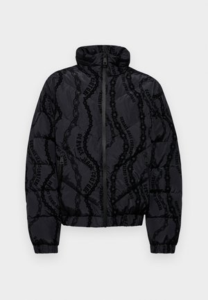 Doudoune noire avec un design matelassé, présentant une finition brillante. Accentué par un motif de chaînes en relief et une inscription de la marque. Col montant et fermeture éclair à l'avant.