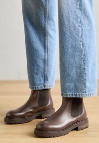 Unausgewählt, brown