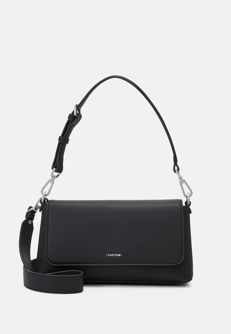 Borsa a tracolla nera in ecopelle con patta ripiegata, tracolla regolabile, hardware argentato e un logo discreto sul frontale. Texture liscia.