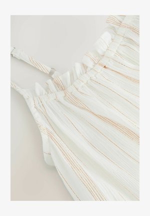Weißes Oberteil aus Stoff mit Rüschenausschnitt, das dünne orangefarbene Streifenmuster aufweist. Verstellbare Träger und strukturierter Stoff erzeugen einen geschichteten Effekt.