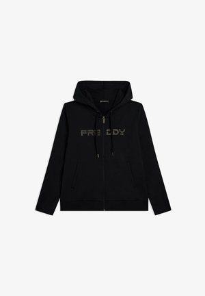 Sudadera negra con cremallera, bolsillos frontales, capucha, cordones y "FREDDY" en tachuelas metálicas a lo largo del pecho.