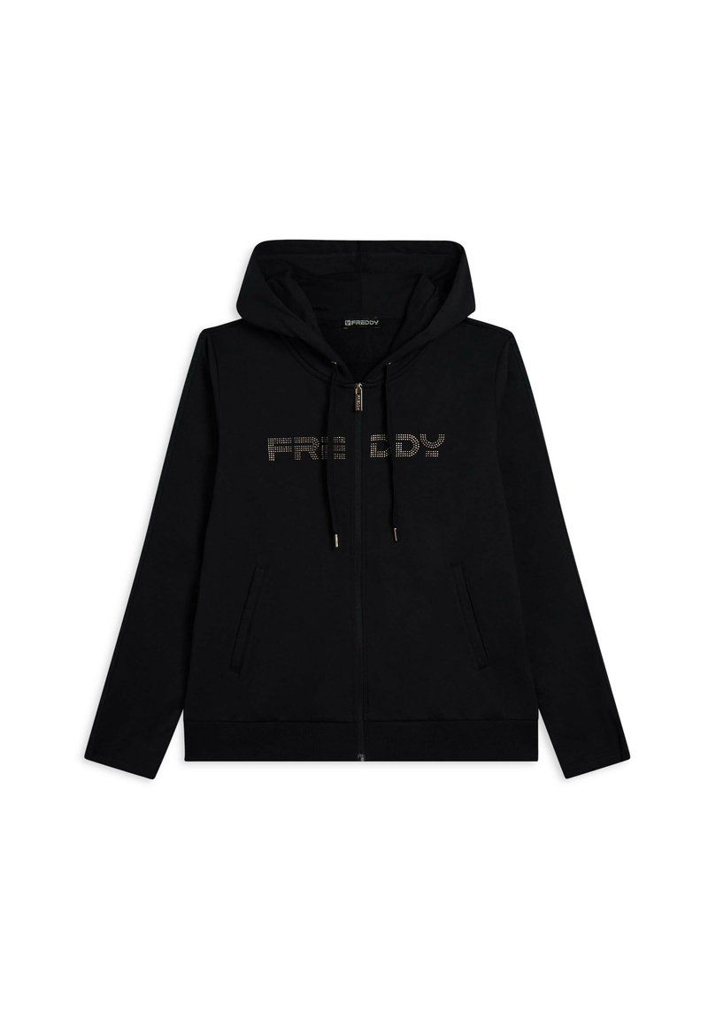 Sudadera negra con cremallera, bolsillos frontales, capucha, cordones y "FREDDY" en tachuelas metálicas a lo largo del pecho.