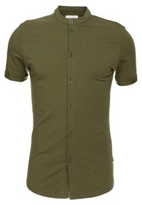 Olijfgroene short-sleeve blouse met een bandkraag, sluiting met knoop aan de voorkant en een gladde, zachte stoftextuur. Afgeronde zoomlijn.