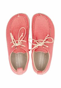 Rosa Stoffschuhe mit abgerundeter Spitze, kontrastierendem Nähen und beigen Schnürsenkeln. Das Innere zeigt den Markennamen und das Größenetikett. Flache Sohle.