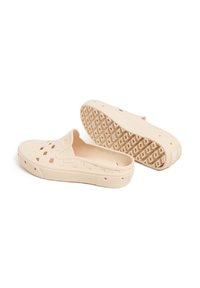 Sabots en caoutchouc beige avec un design perforé, semelle texturée, bout arrondi, style à enfiler, et marquage au niveau du talon ; légers et flexibles.