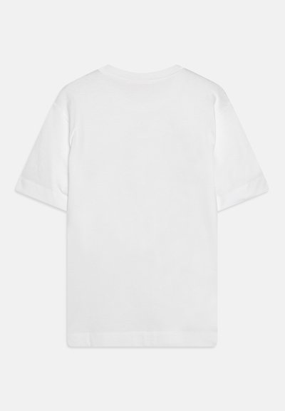 Camiseta de algodón blanca con cuello redondo, mangas cortas y parte trasera lisa. Textura suave, sin patrones ni gráficos visibles.