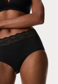 Zwarte katoenen ondergoed met een bloemenkant tailleband. De stof is soepel, met een aansluitend ontwerp en een comfortabele elastische band.