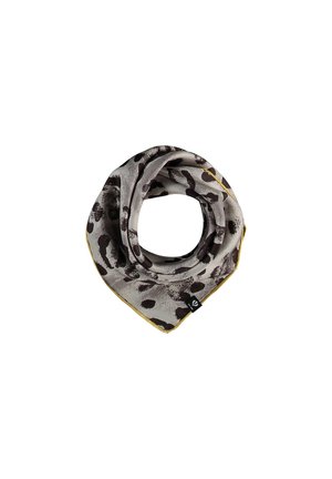 Foulard en soie avec imprimé animalier gris et noir, plié en forme circulaire avec une petite étiquette noire et un bord jaune.