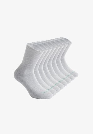 Szare skarpetki bawełniane w stylu crew z prążkowaną teksturą, z zielonym logo na palcu. Wyeksponowane w rzędzie, podkreślając jednolity design.