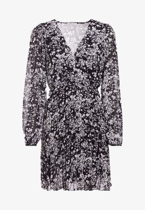 Robe noire à motifs floraux avec de longues manches transparentes, un col en V et une taille froncée. Le tissu présente un design léger et texturé.